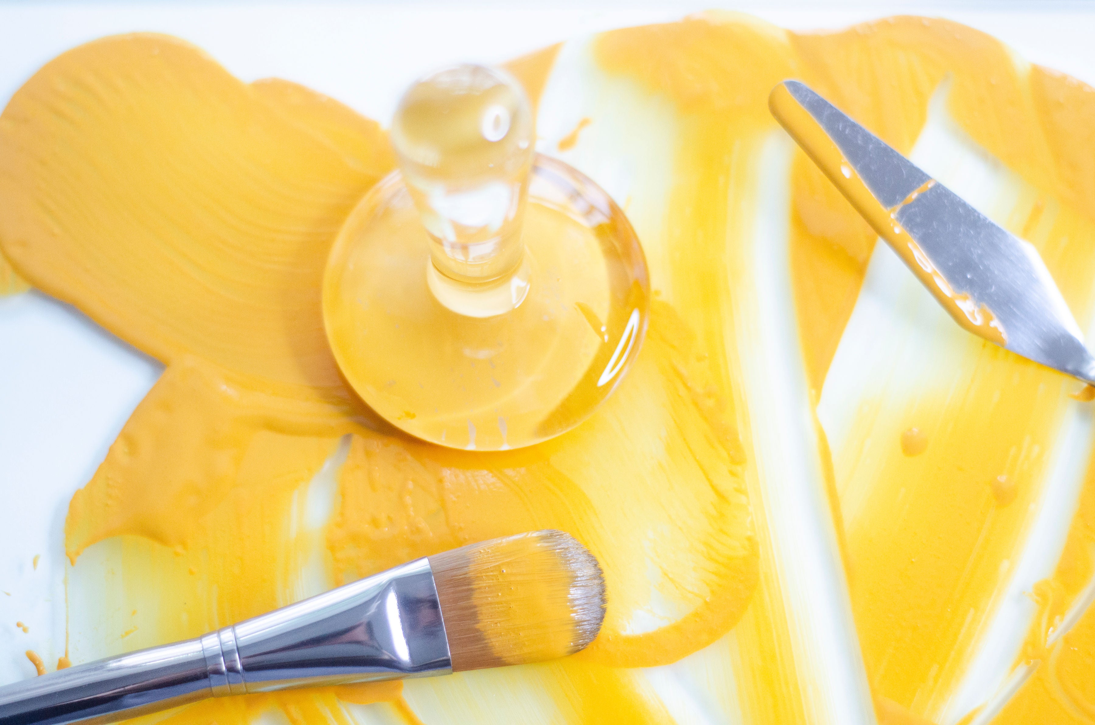 Yellow paint smeared aoud a glass palette