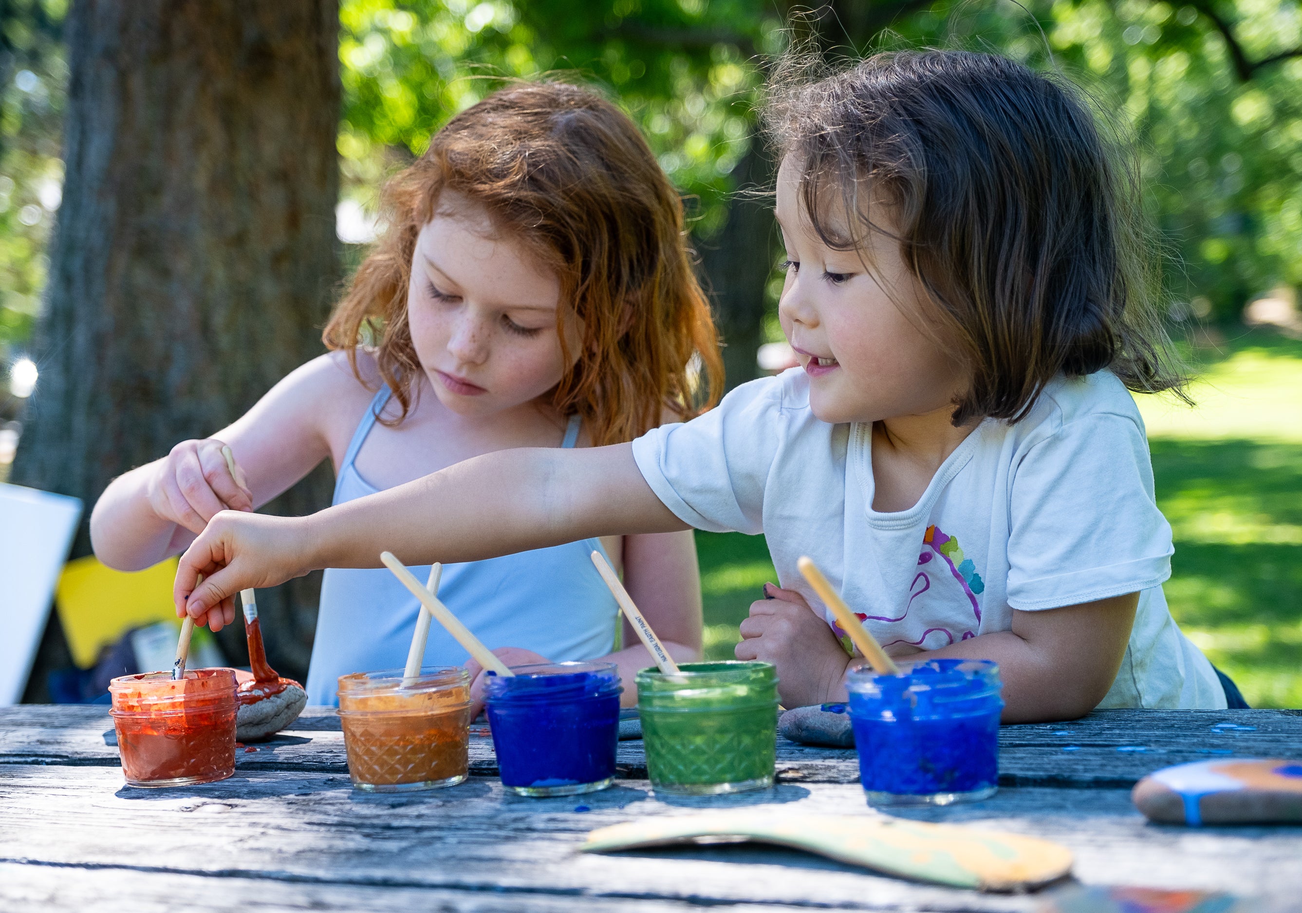 children painting on rocks 